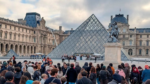 Louvre in Paris: Die Ausstellung des österreichischen Recycling-Künstlers unter der Glaspyramide ...