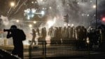 In Turin drängten Sicherheitskräfte Demonstranten mit Schilden zurück.