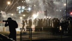 In Turin drängten Sicherheitskräfte Demonstranten mit Schilden zurück.