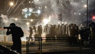 In Turin drängten Sicherheitskräfte Demonstranten mit Schilden zurück.