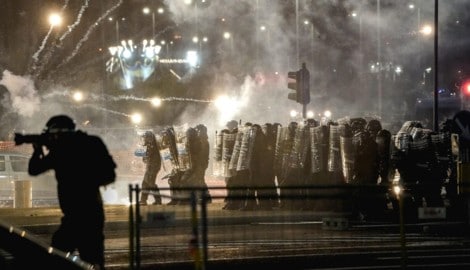 In Turin drängten Sicherheitskräfte Demonstranten mit Schilden zurück.