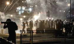 In Turin drängten Sicherheitskräfte Demonstranten mit Schilden zurück.