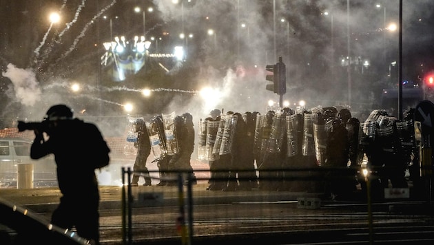 In Turin drängten Sicherheitskräfte Demonstranten mit Schilden zurück.