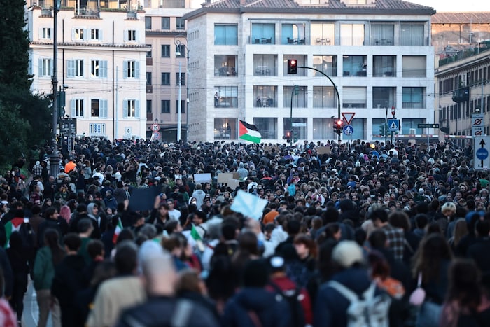 Studenten und Friedensaktivisten gingen in Rom auf die Straße.