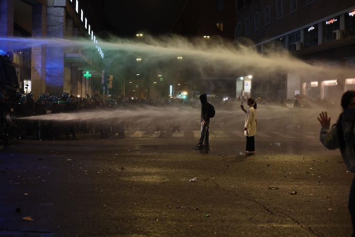 In Bologna setzte die Polizei zwischenzeitlich Tränengas und Wasserwerfer ein, um einen ...