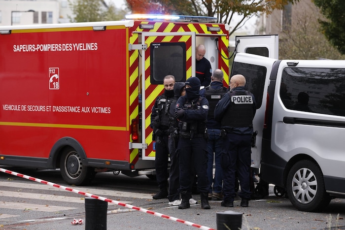 Hier ist zu sehen, wie die Polizei die verstorbene Person überführt.