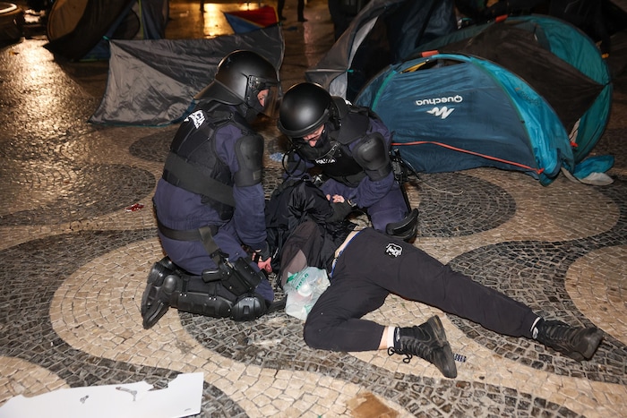 In Lissabon löste die Polizei ein Protestcamp auf.