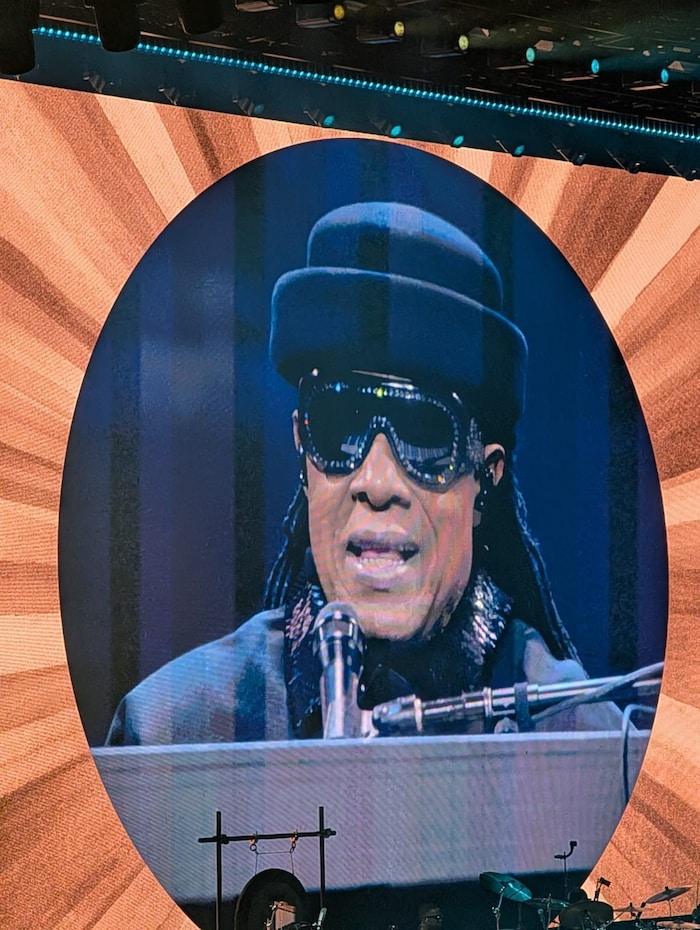 Der große Stevie Wonder auf der überdimensionalen Videowall bei seinem Auftritt in Hannover.