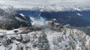 Auch am Sonntag dampfte die Ruine des Kehlsteinhauses nach dem Großbrand noch. 