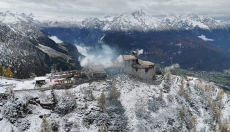 Auch am Sonntag dampfte die Ruine des Kehlsteinhauses nach dem Großbrand noch. 