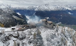 Auch am Sonntag dampfte die Ruine des Kehlsteinhauses nach dem Großbrand noch. 