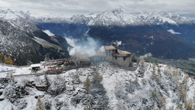 Auch am Sonntag dampfte die Ruine des Kehlsteinhauses nach dem Großbrand noch.