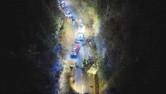 Die Einsatzkräfte beim Unfallort.