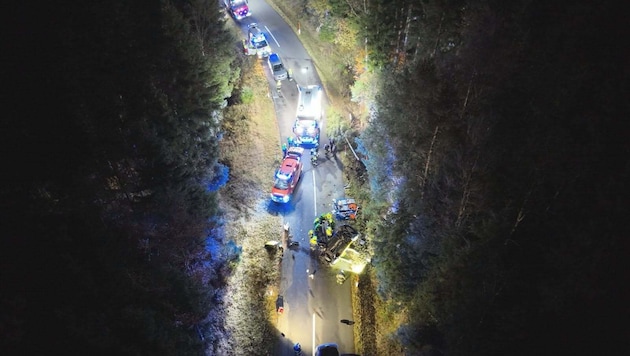 Die Einsatzkräfte beim Unfallort.