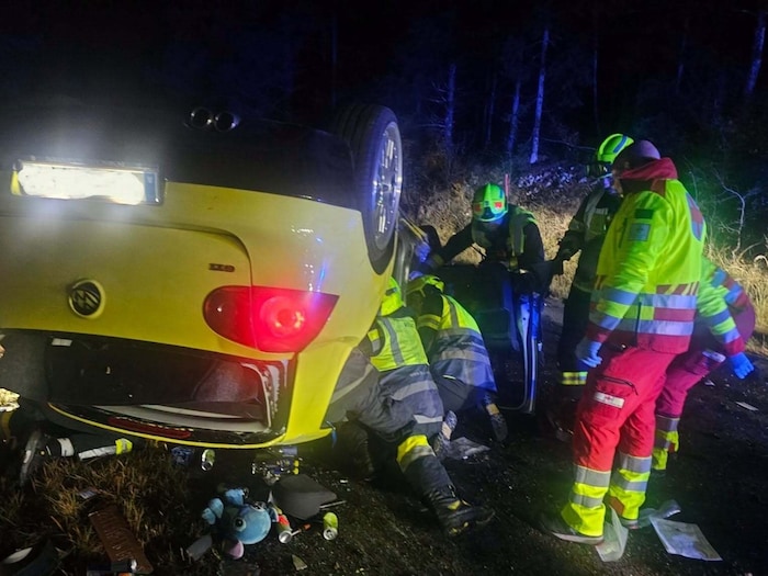 Der Mann war im Inneren des Fahrzeuges eingeklemmt. Er war bewusstlos.