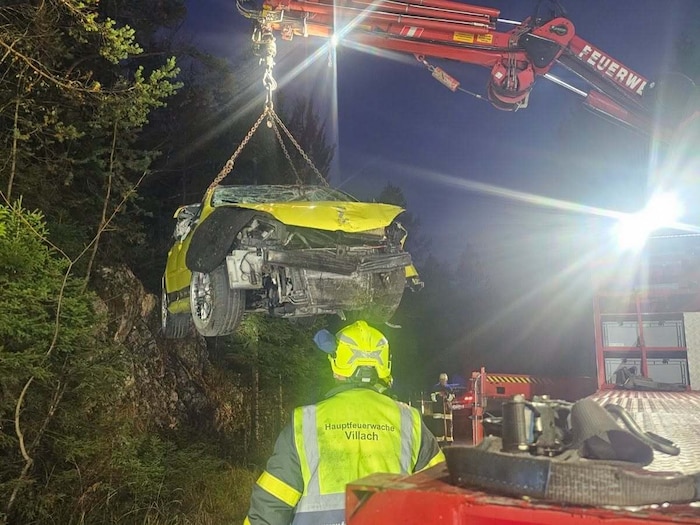 Das Auto musste mittels Kran geborgen werden.