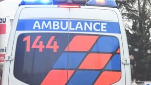 Die Lenkerin hatte die Fußgängerin bei der Rückwärtsfahrt übersehen und mit dem Auto ...