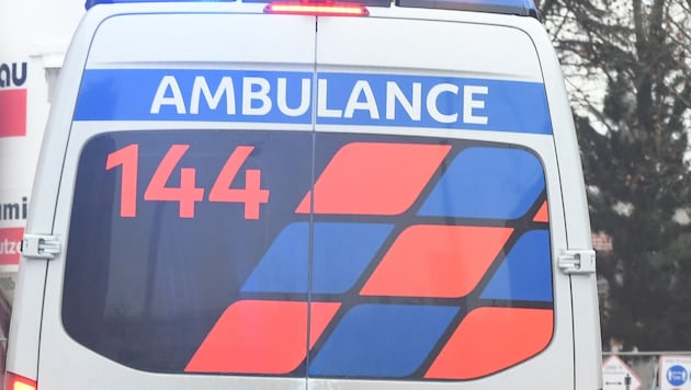 Die Lenkerin hatte die Fußgängerin bei der Rückwärtsfahrt übersehen und mit dem Auto ...