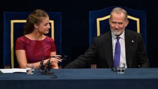 Am Freitagabend besuchte König Felipe gemeinsam mit seiner Tochter Kronprinzessin Leonor die ...