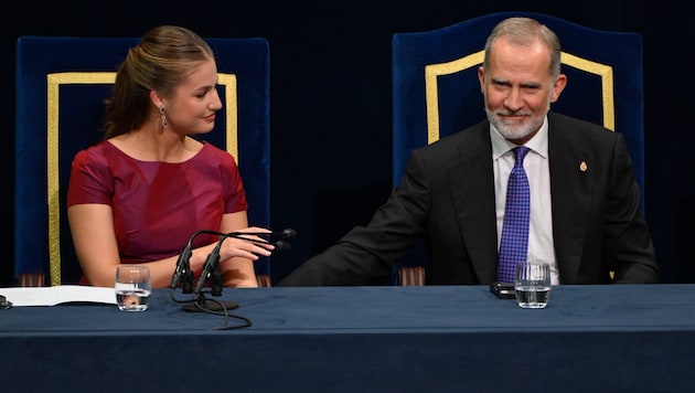 Am Freitagabend besuchte König Felipe gemeinsam mit seiner Tochter Kronprinzessin Leonor die ...