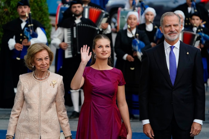 Gemeinsam mit seiner Familie absolvierte Spaniens König in der Gegend rund um Oviedo mehrere ...
