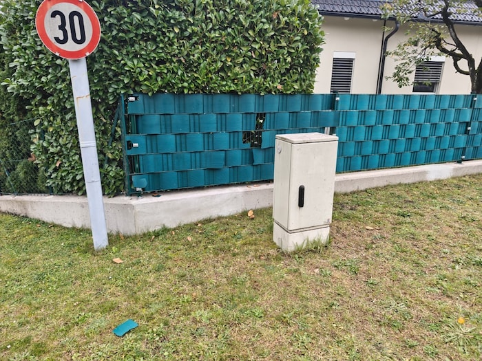 Die Wucht traf auch den angrenzenden Zaun. Stücke flogen heraus.