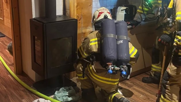 Eine Holzwand neben einem Ofen hatte Feuer gefangen. Die Feuerwehr konnte den Brand rasch ...
