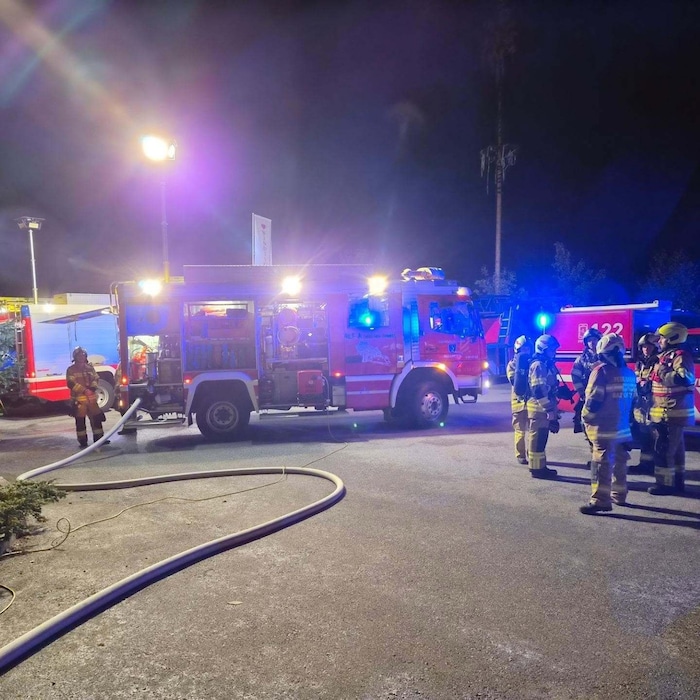 Mit 31 Mann war die Feuerwehr im Einsatz. Alle Bewohner konnten sich rechtzeitig ins Freie ...