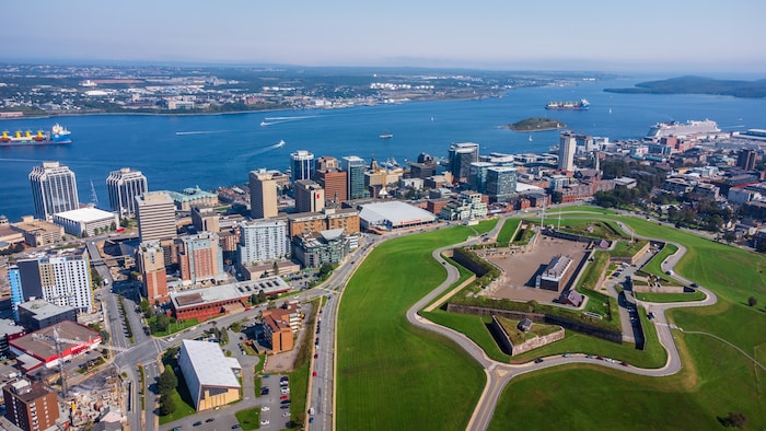 Halifax in der kanadischen Provinz Nova Scotia ist eine wunderschöne Stadt – besonders, wenn man ...