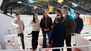 Bei einem Besuch im nordspanischen Llanes besichtigte die Königsfamilie auch ein Fischerboot. ...