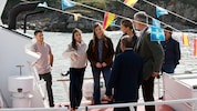 Bei einem Besuch im nordspanischen Llanes besichtigte die Königsfamilie auch ein Fischerboot. ...