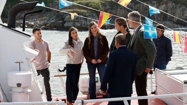 Bei einem Besuch im nordspanischen Llanes besichtigte die Königsfamilie auch ein Fischerboot. ...