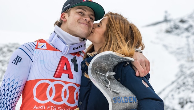 Lucas Pinheiro Braathen mit seiner Freundin Isadora Cruz nach dem Sieg in Sölden