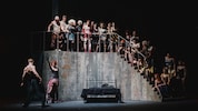 Hitparade im trüben Ambiente: das „Chicago“-Ensemble in der Wiener Volksoper.