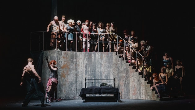Hitparade im trüben Ambiente: das „Chicago“-Ensemble in der Wiener Volksoper.
