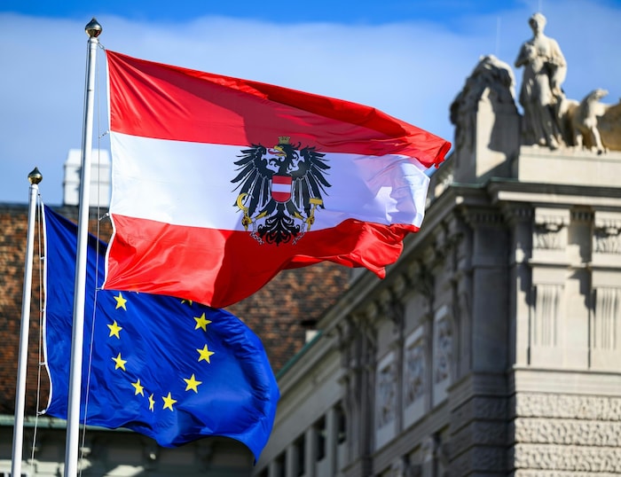 Die Österreich- und die EU-Flagge am Heldenplatz