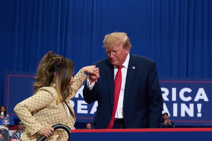 Trump half der Rapperin für ihren Auftritt auf die Bühne.