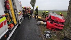 Unfall auf der  L2016 in Michelhausen am Sonntag: ein Pkw-Fahrer kam von der Fahrbahn ab, und ...