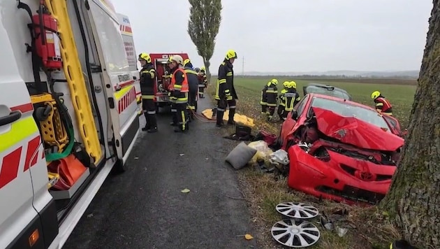 Unfall auf der L2016 in Michelhausen am Sonntag: ein Pkw-Fahrer kam von der Fahrbahn ab, und ...