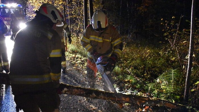 Feuerwehrkräfte in Abtenau beim Aufräumen von Sturmschäden.