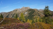 Herbstlicher Blick auf den markanten Felsgipfel des Schuhflickers.
