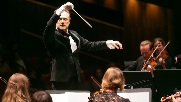 Der Dirigent Sascha Goetzel wird für seine lebendige und mitreißende musikalische Leitung ...