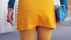 Eine kurze Hose unter dem Rock kann vor unerwünschten Einblicken schützen.