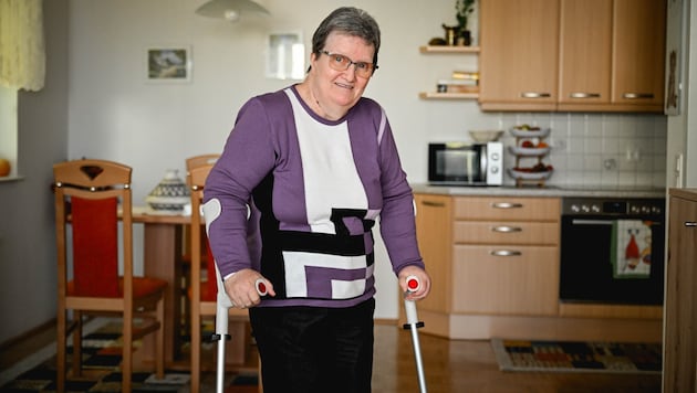 Die 67-Jährige geht mit zwei Krücken durchs Leben – vermeintlich kleine Dinge wie Einkaufen sind ...