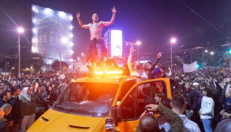 Nach dem Wahlsieg der Studentenliste tanzten die Menschen in Belgrad überall.