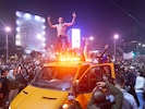 Nach dem Wahlsieg der Studentenliste tanzten die Menschen in Belgrad überall.