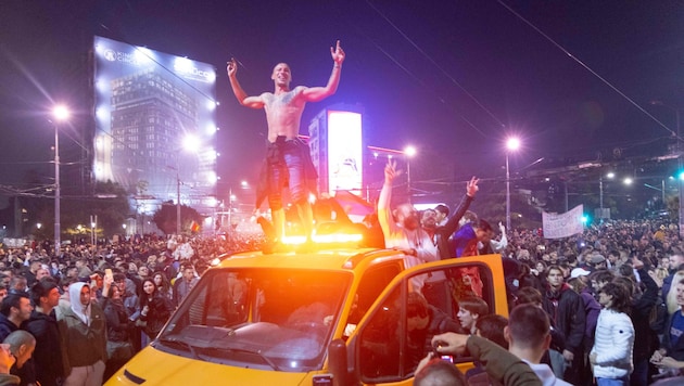 Nach dem Wahlsieg der Studentenliste tanzten die Menschen in Belgrad überall.