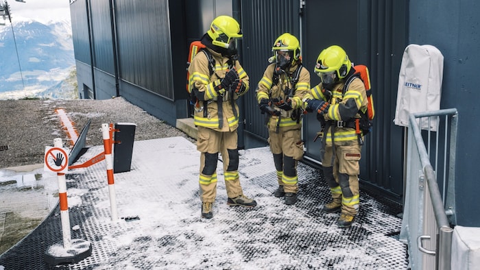 Die Feuerwehr „löschte“ einen Brand an einer Bahnstation.