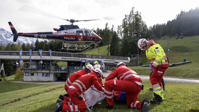 Auch ein Hubschrauber der Polizei trainierte.