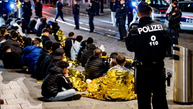 Halloween 2022 in Linz: Die Chaoten wurden eingekesselt, es gab neun Festnahmen